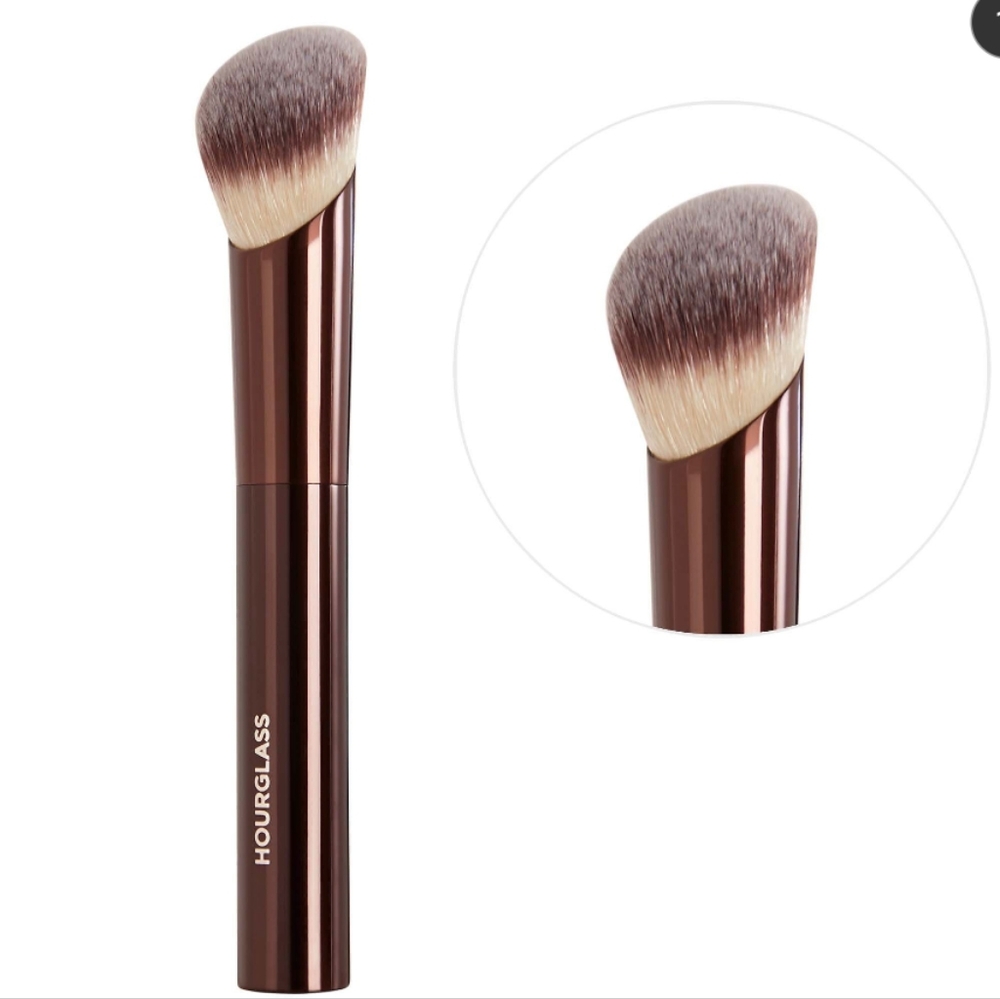 Hourglass Ambient Soft Glow Foundation Brush